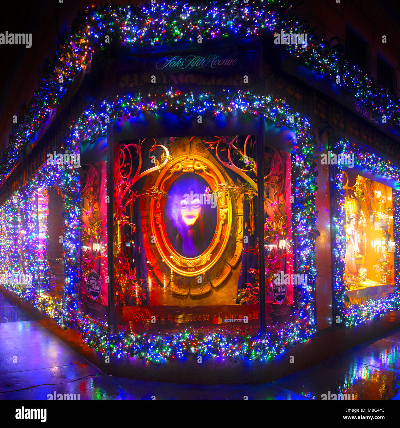 L'étonnant et coloré Disney thème de Noël fenêtre affiche à Saks Fifth Avenue à Rockefeller Center. Banque D'Images