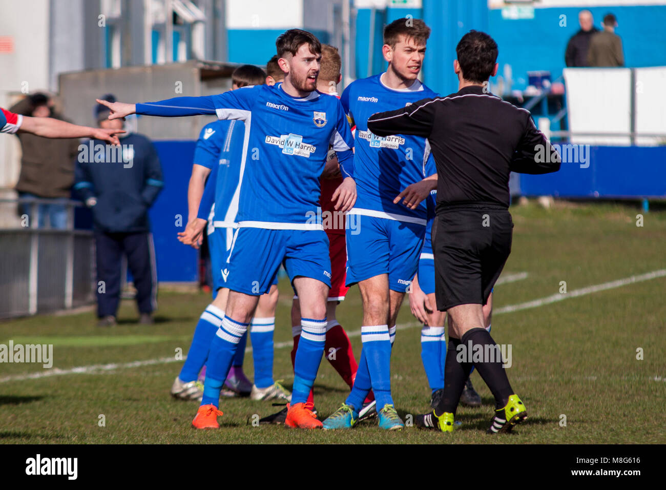 Port Talbot Town Terrain Jordanie Pike les recours contre Alex arbitre club McInch avec le capitaine Lewis Holmes Banque D'Images