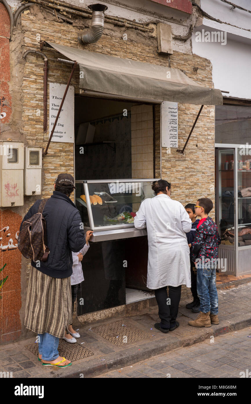 Maroc, Casablanca, Medina, les clients à petit local street Kitchen Banque D'Images