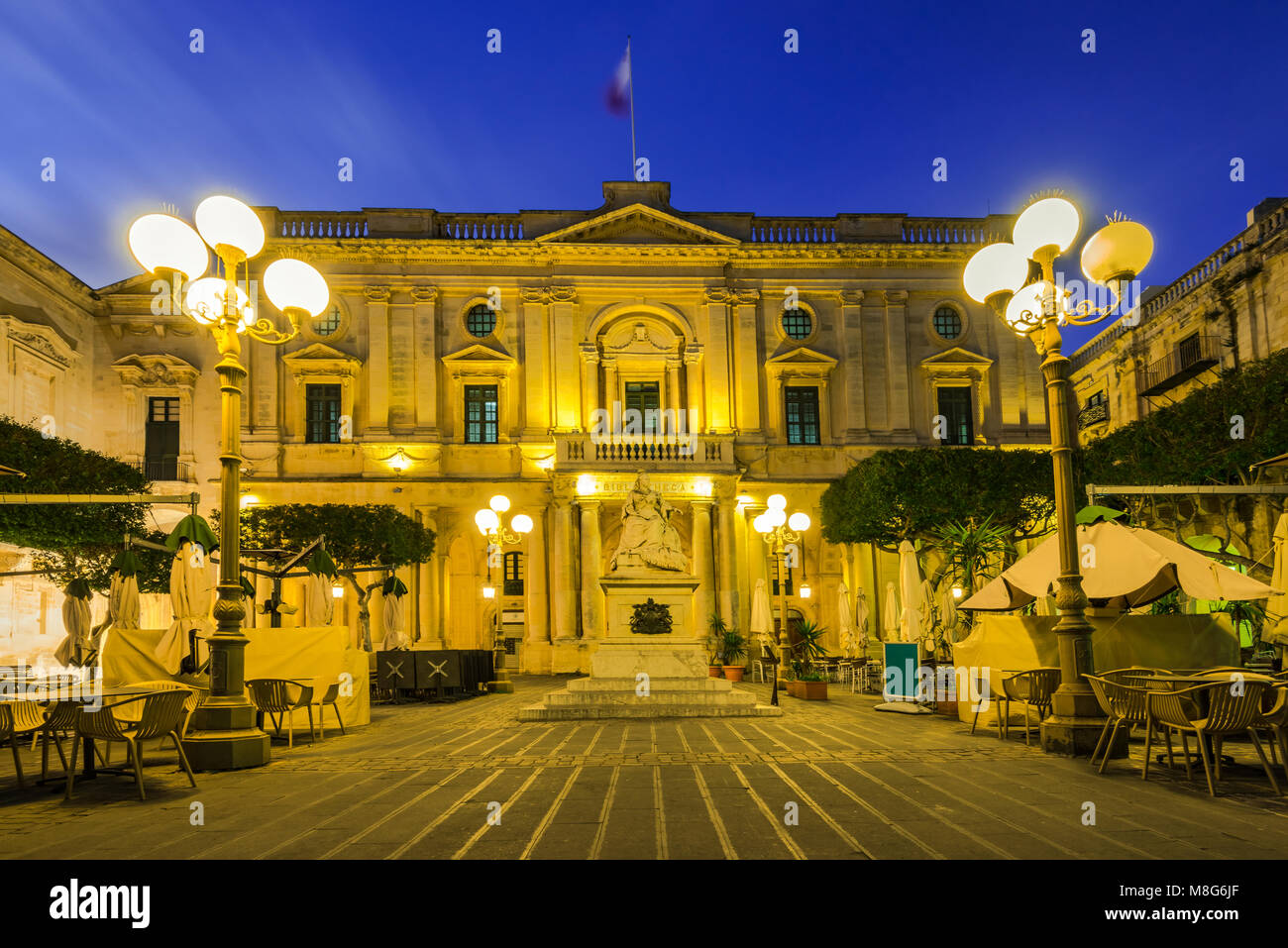 Bibliothèque nationale de Malte,éclairés en soirée. Banque D'Images