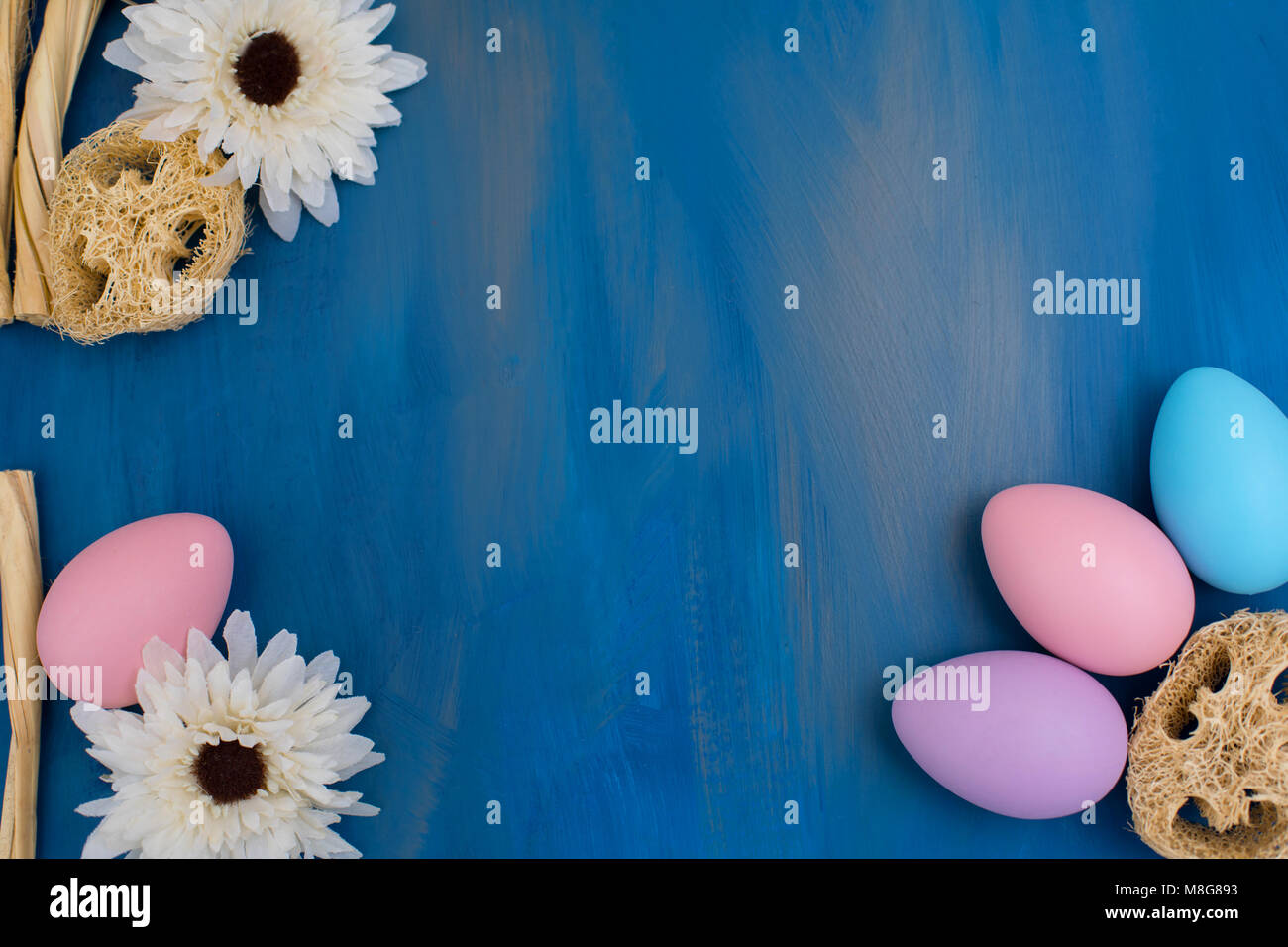 Belle composition de Pâques : les oeufs teints de couleur sur un fond bleu foncé. Copie de l'espace pour un message. Banque D'Images