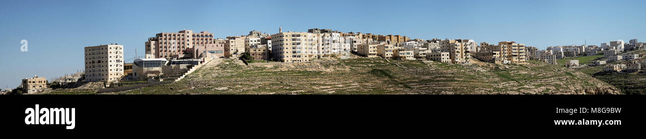 Panorama haute résolution composite de la tour d'habitation à la périphérie de la ville de Karak en Jordanie, Moyen-Orient. Banque D'Images