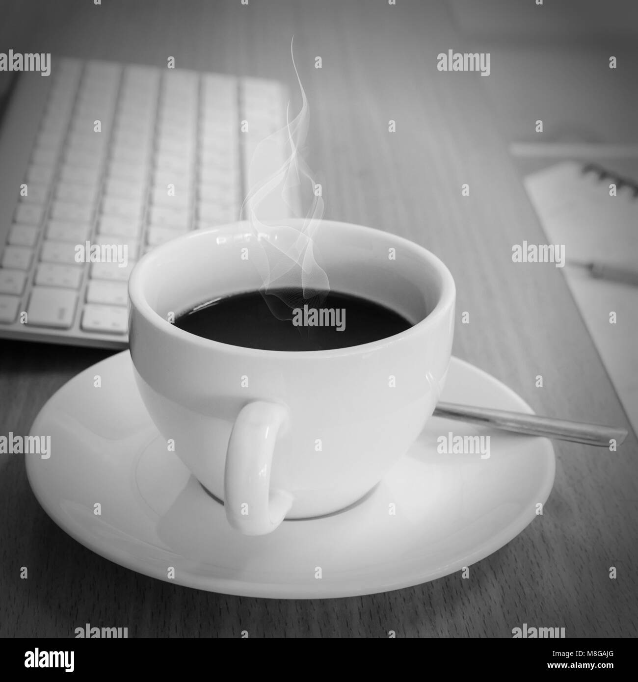 Tasse de café sur la table avec clavier de l'ordinateur pour l'entreprise Concept. Banque D'Images