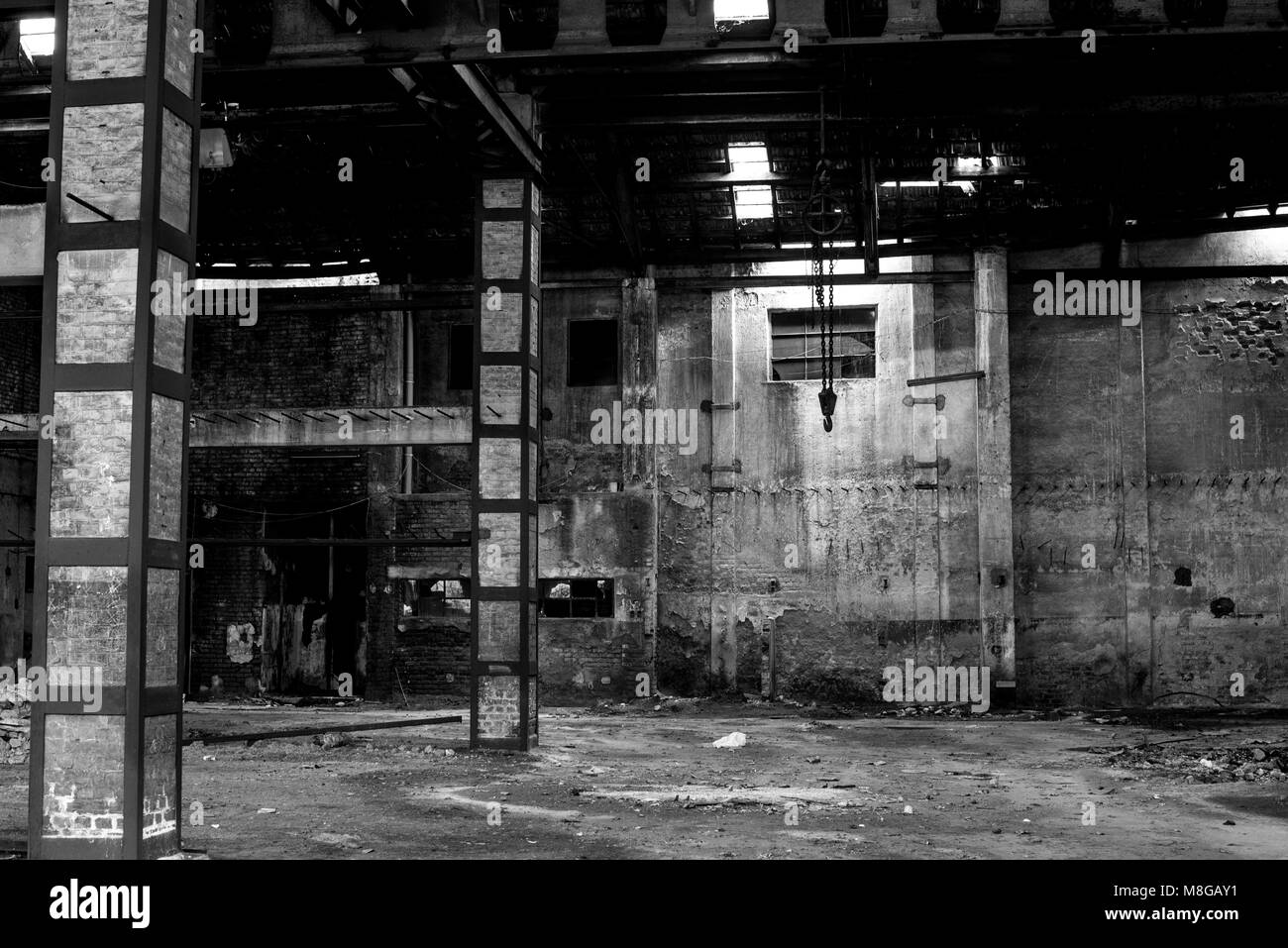 Bâtiment abandonné de l'intérieur, ancien entrepôt en mauvais état Banque D'Images