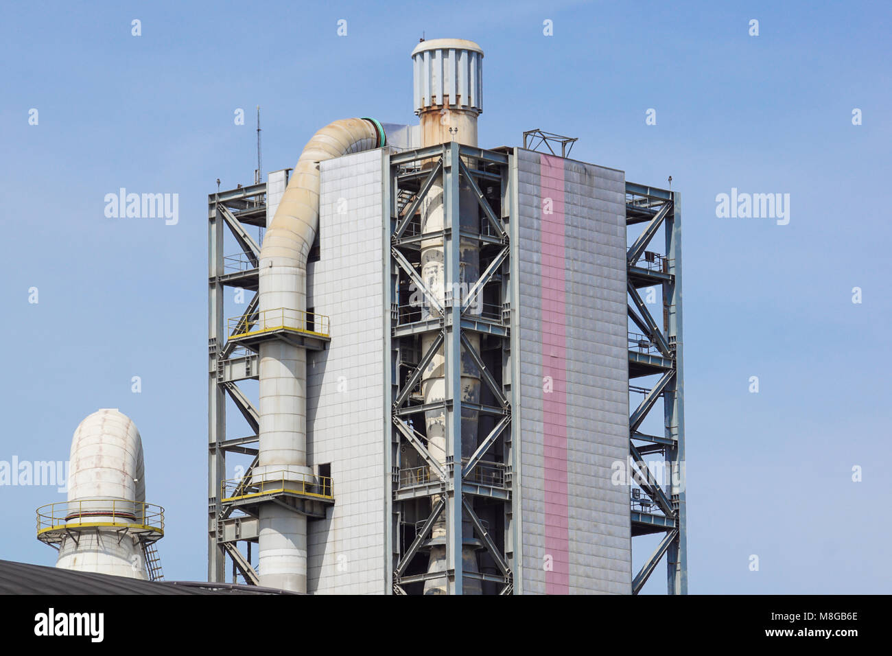 Tour de raffinerie pétrochimique en usine avec ciel nuageux Banque D'Images