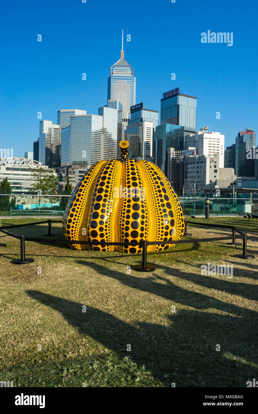 La sculpture de citrouille à Hong Kong et les ombres de personnes prenant des photos durant le mois d'Art de Hong Kong, le quartier de Wan Chai Hong Kong en arrière-plan Banque D'Images