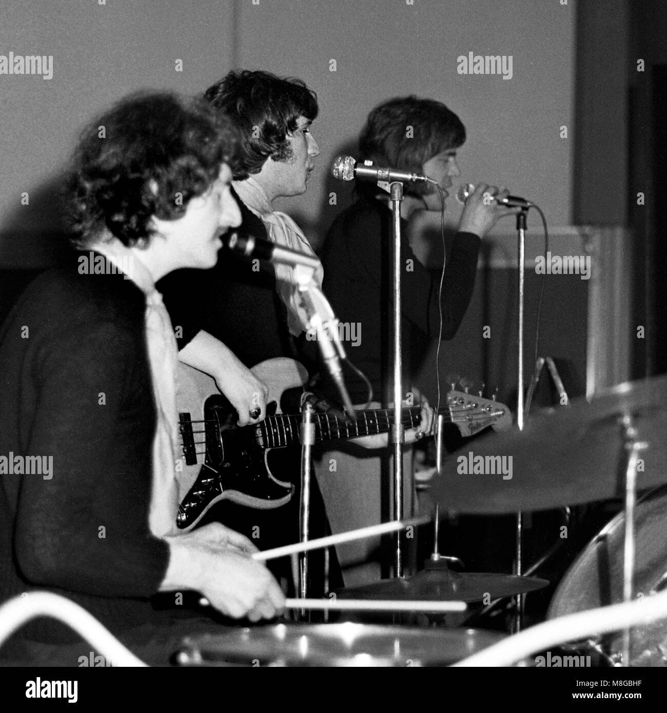 Le Orange Bicycle, un groupe de pop psychédélique britannique, se joue dans les salles Anson du syndicat des étudiants de l'université de Bristol le samedi 1er mars 1969 dans le cadre des événements RAG de cette année-là. De gauche à droite : Wil Malone, John Bachini (également connu sous le nom de John Baccini) et Robb Storme Banque D'Images