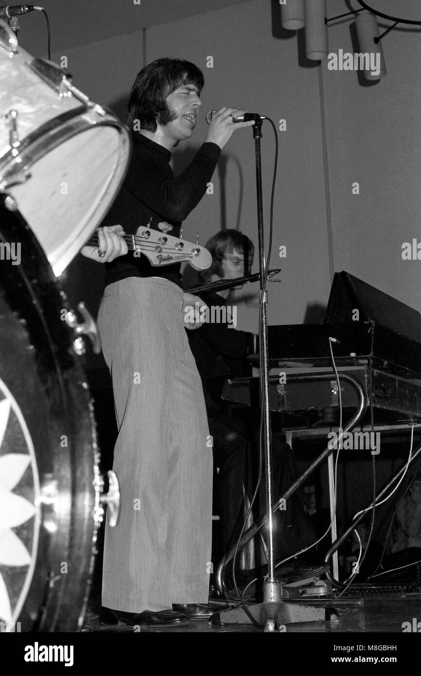 Chanteur Robb Storme effectue avec Orange Location, un groupe de pop psychédélique britannique, dans les chambres à l'Université de Bristol Anson's Students' Union le samedi 1 mars 1969 dans le cadre de cette année, le RAG des événements. Banque D'Images