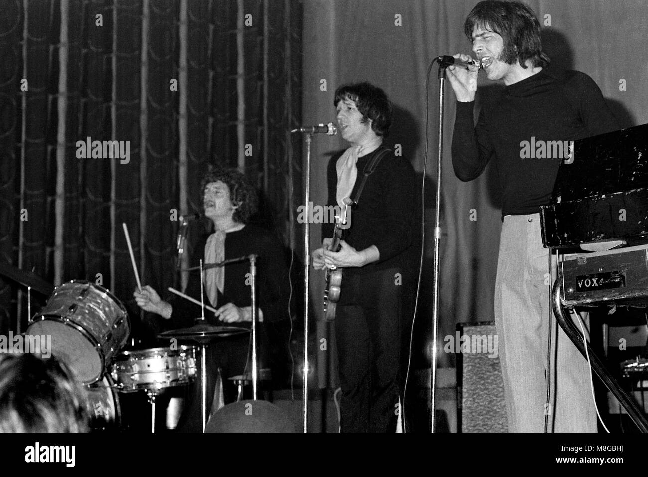 Orange Bicycle, un groupe de pop psychédélique britannique, se joue dans les salles Anson du syndicat des étudiants de l'université de Bristol le samedi 1er mars 1969 dans le cadre des événements RAG de cette année-là. De gauche à droite : Wil Malone, John Bachini (également connu sous le nom de John Baccini), Robb Storme Banque D'Images