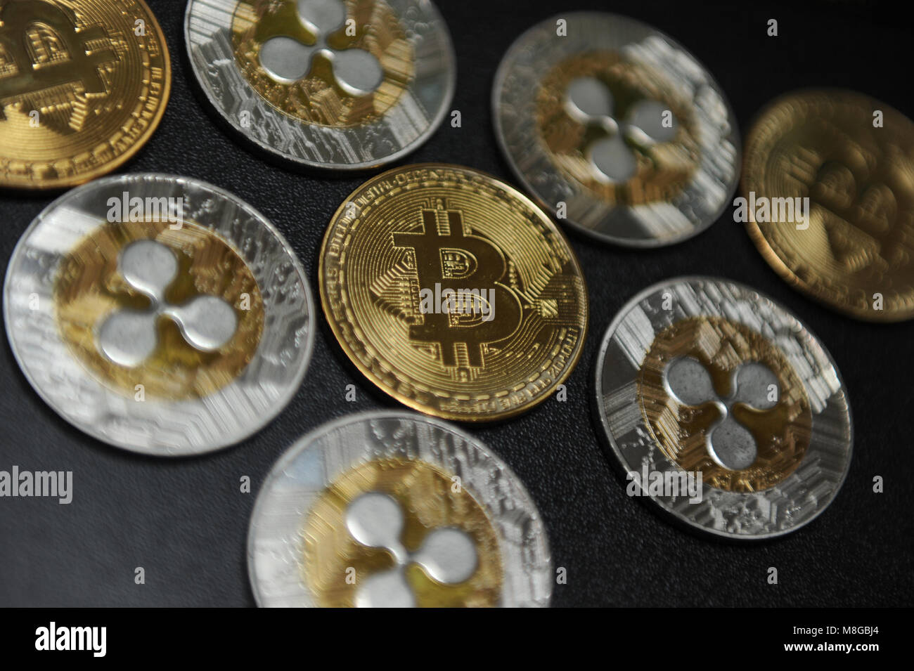 Ondulation et pièces cryptocurrency Bitcoin Banque D'Images