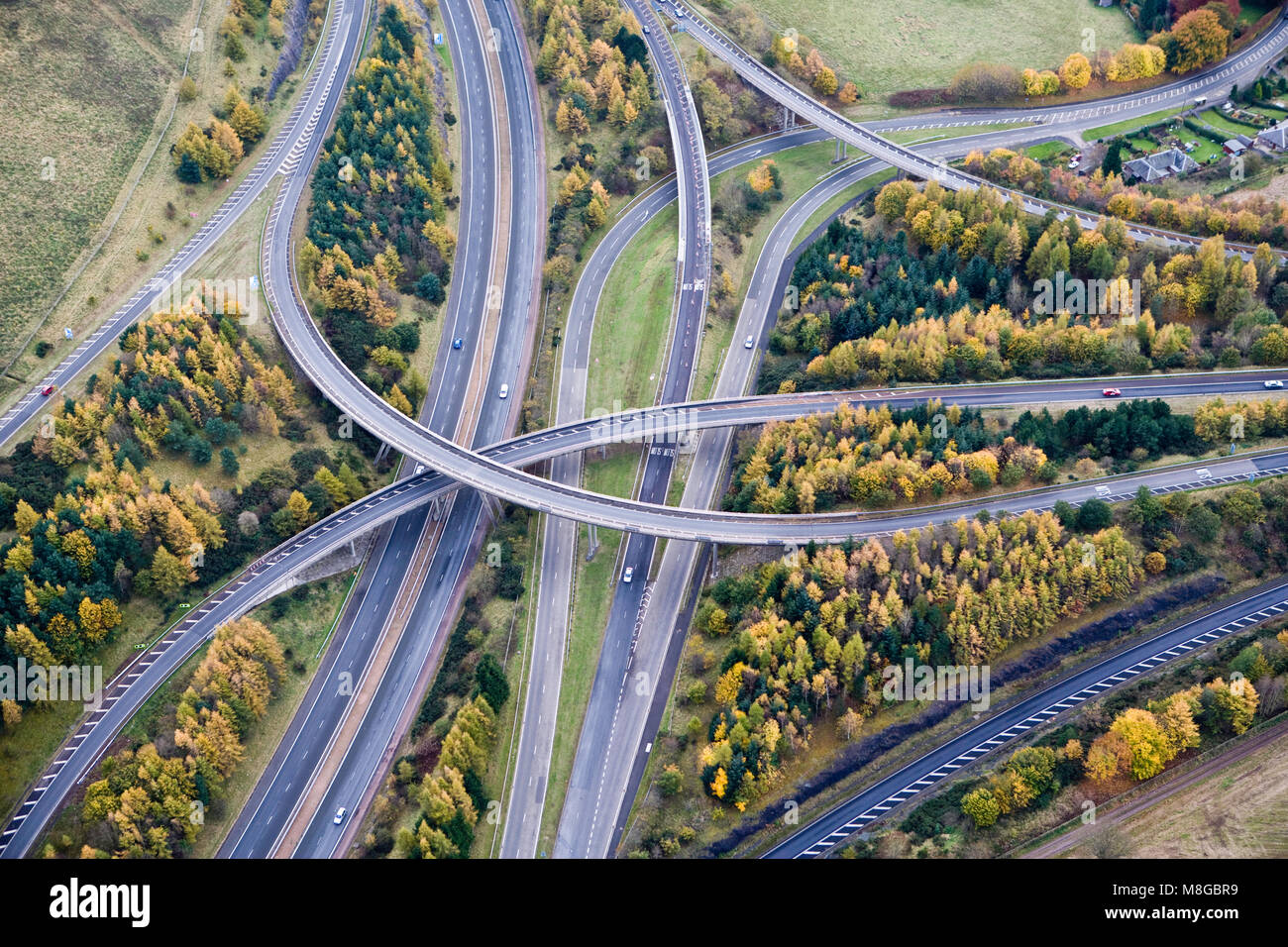 Vue aérienne de Craigend informatisé (sortie 10) sur l'autoroute M90 prise à l'automne avec les arbres montrant leurs couleurs d'automne. Banque D'Images