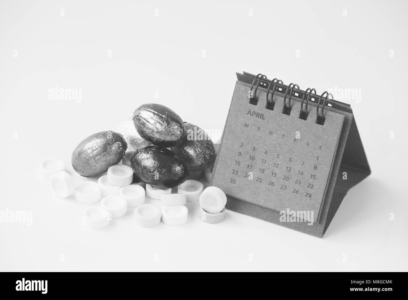 Temps de Pâques avec calendrier Concept isolated on white Banque D'Images