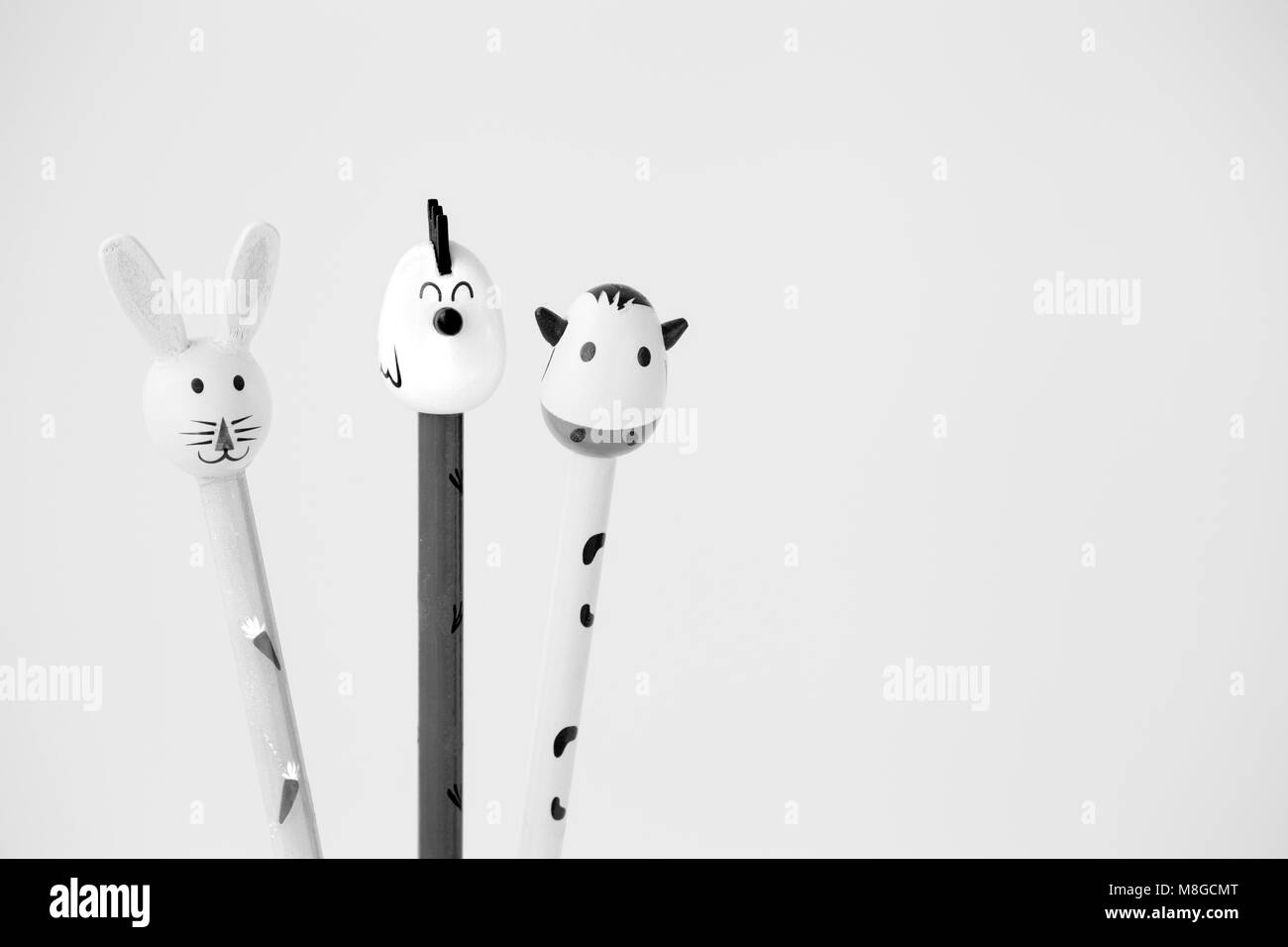 Crayon avec animaux de Pâques sur le capot blanc. Banque D'Images