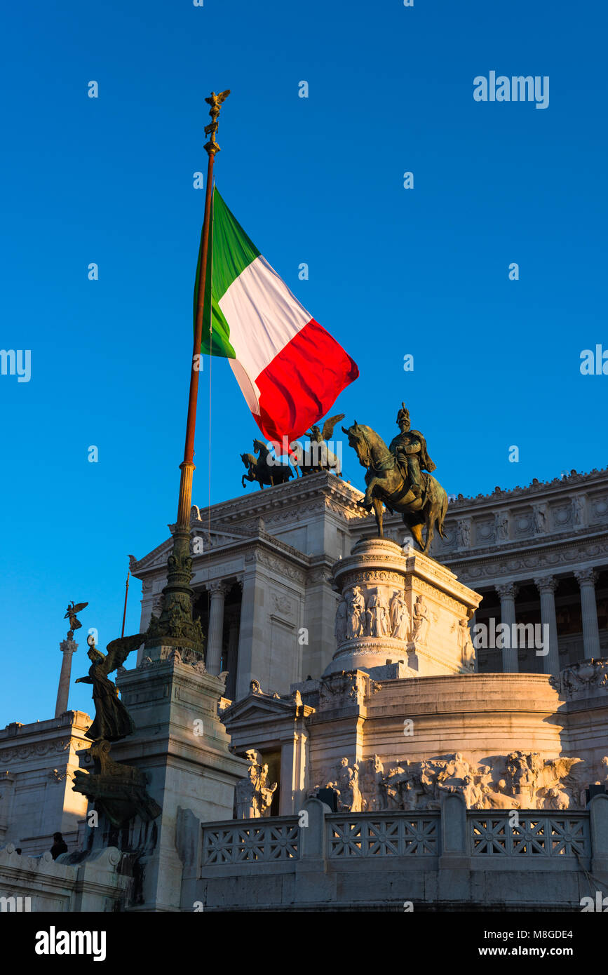 Drapeau Italien volant à la monument de Vittorio Emanuele II, Rome. L'Italie. Banque D'Images