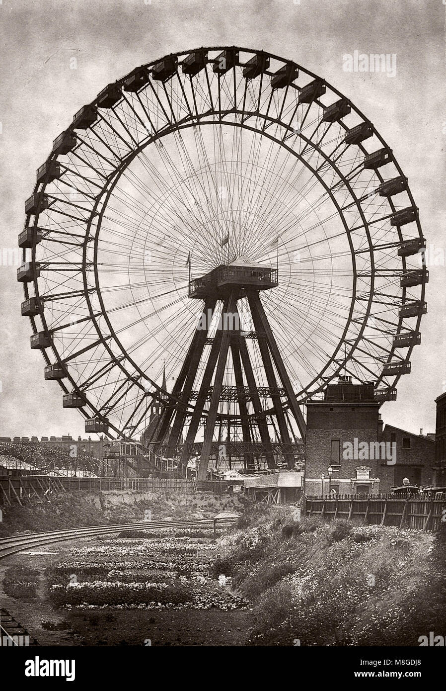 La Grande Roue a été construite pour l'Empire de l'Inde au salon d'Earls Court, à Londres, au Royaume-Uni. La construction a commencé en mars 1894 à l'œuvre de Maudslay, fils et domaine de Greenwich et son ouverture au public le 17 juillet 1895. Banque D'Images