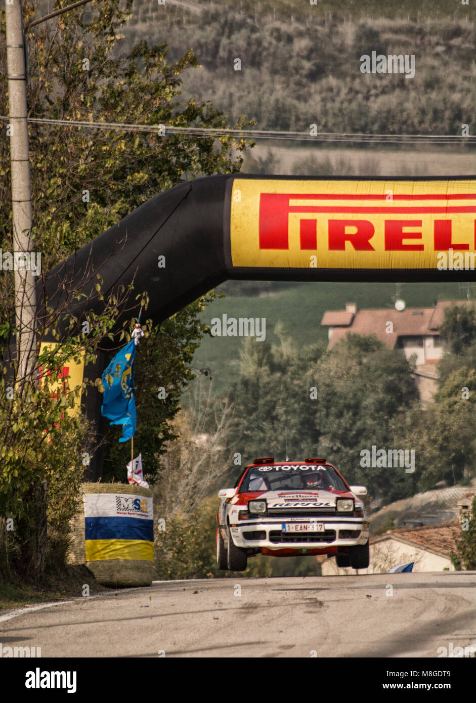 SAN MARINO - OTT 21, 2017 : Toyota Celica ST 165 1988 dans la vieille voiture de course course historique rallye Banque D'Images