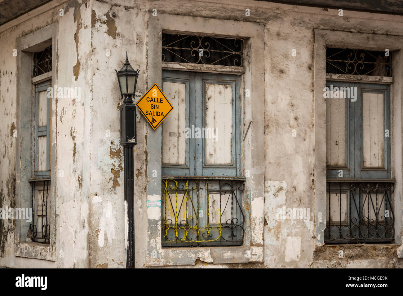 Une rue à sens unique entre les bâtiments rustiques de Casco Viejo Banque D'Images