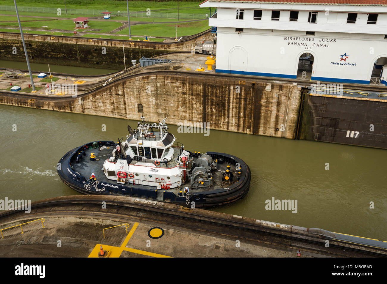 Tug boat en passant par le sud de Miraflores (océan Pacifique) Fin du Canal de Panama. Banque D'Images