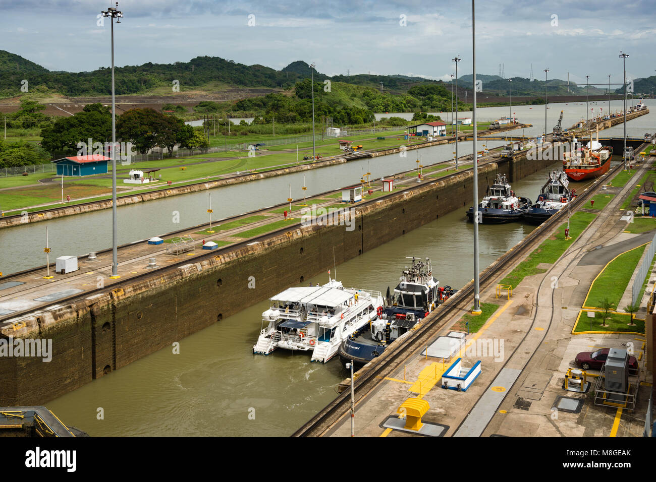 Des navires et des remorqueurs passant par écluses Miraflores de la rive sud (océan Pacifique) Fin du Canal de Panama. Banque D'Images