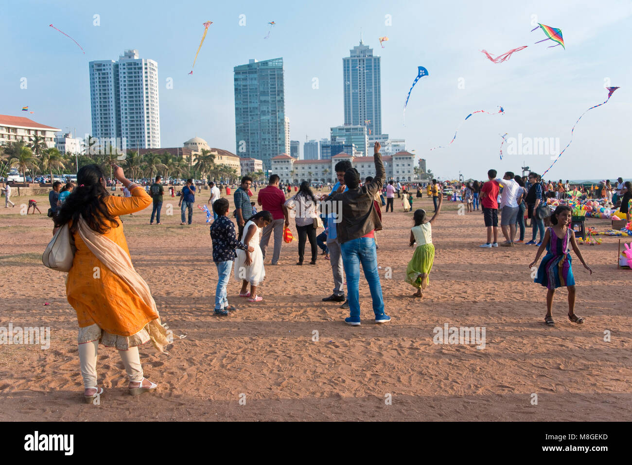 La population locale avec des cerfs-volants sur Galle Face Green - un lieu populaire de Colombo pour passer du temps à jouer et jouer à la mer. Banque D'Images