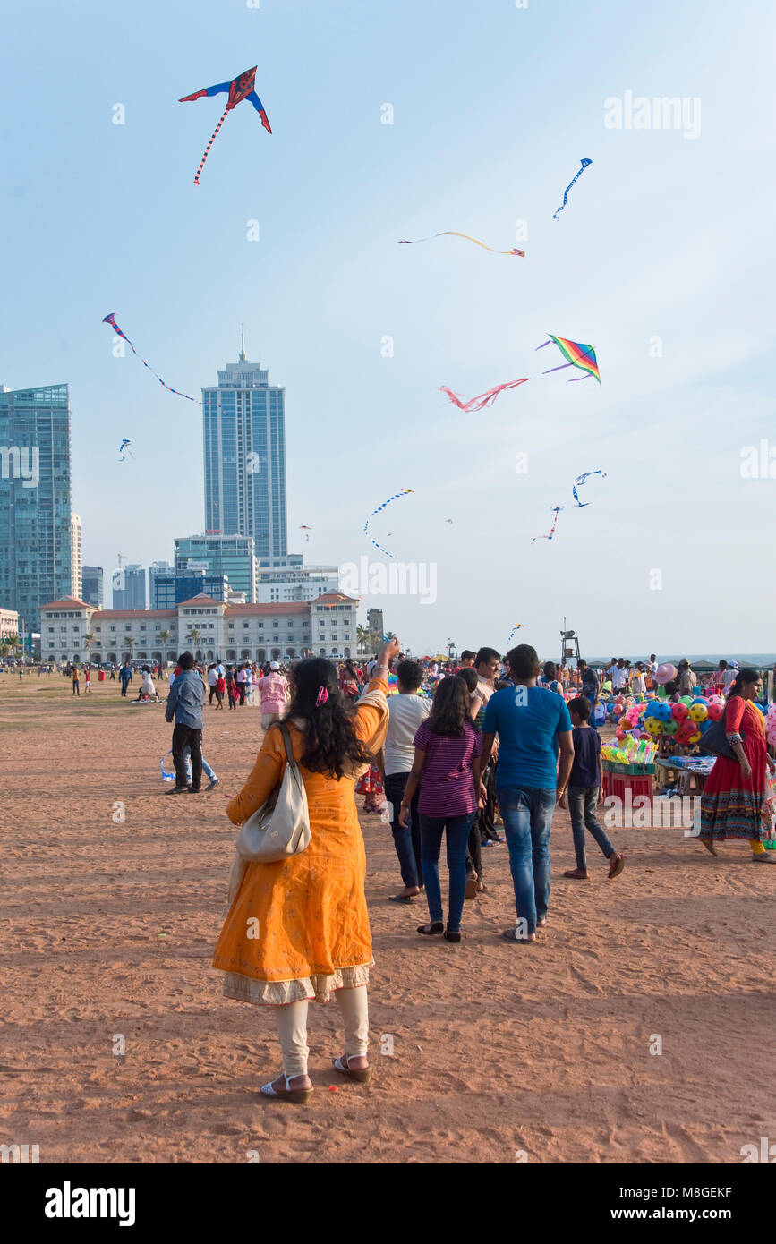 La population locale avec des cerfs-volants sur Galle Face Green - un lieu populaire de Colombo pour passer du temps à jouer et jouer à la mer. Banque D'Images