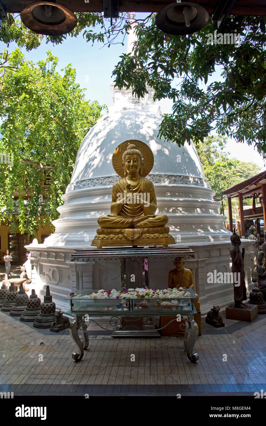 Le Samadhi et statue à la Stupa (Gangaramaya Temple bouddhiste Vihara) à Colombo, Sri Lanka. Banque D'Images
