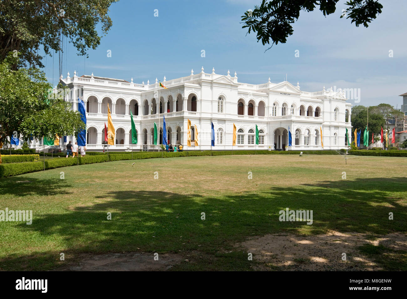 Le Musée National de Colombo Sri Lanka aka Musée National extérieur sur une journée ensoleillée avec ciel bleu. Banque D'Images