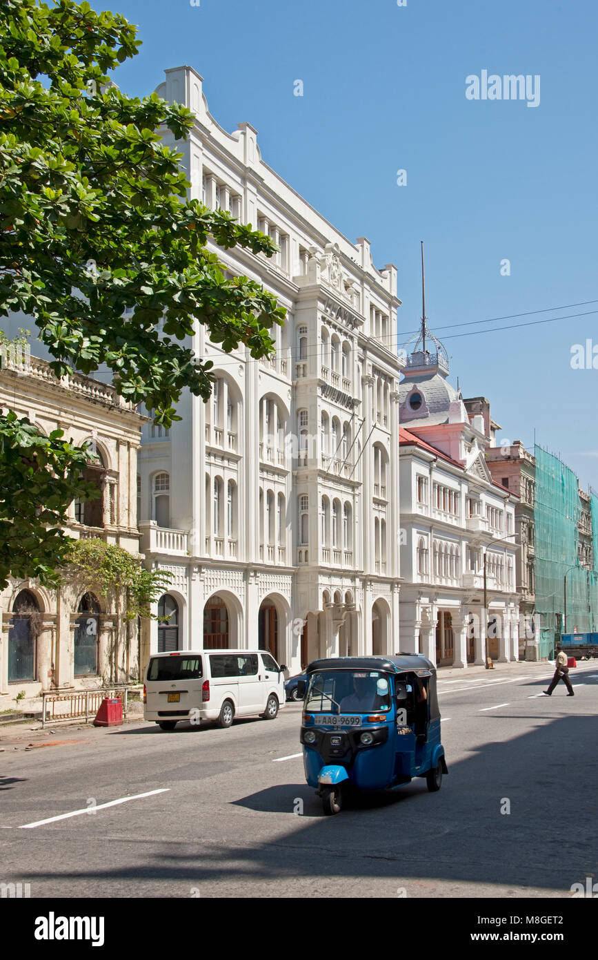 Scène de rue typique dans la région de Colombo Fort connu pour ses bâtiments coloniaux sur une journée ensoleillée avec ciel bleu et les Tuk Tuks. Banque D'Images