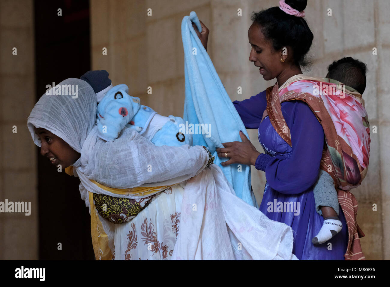 Les femmes membres de la communauté érythréenne en Israël avec leurs bébés, Jérusalem, Israël Banque D'Images