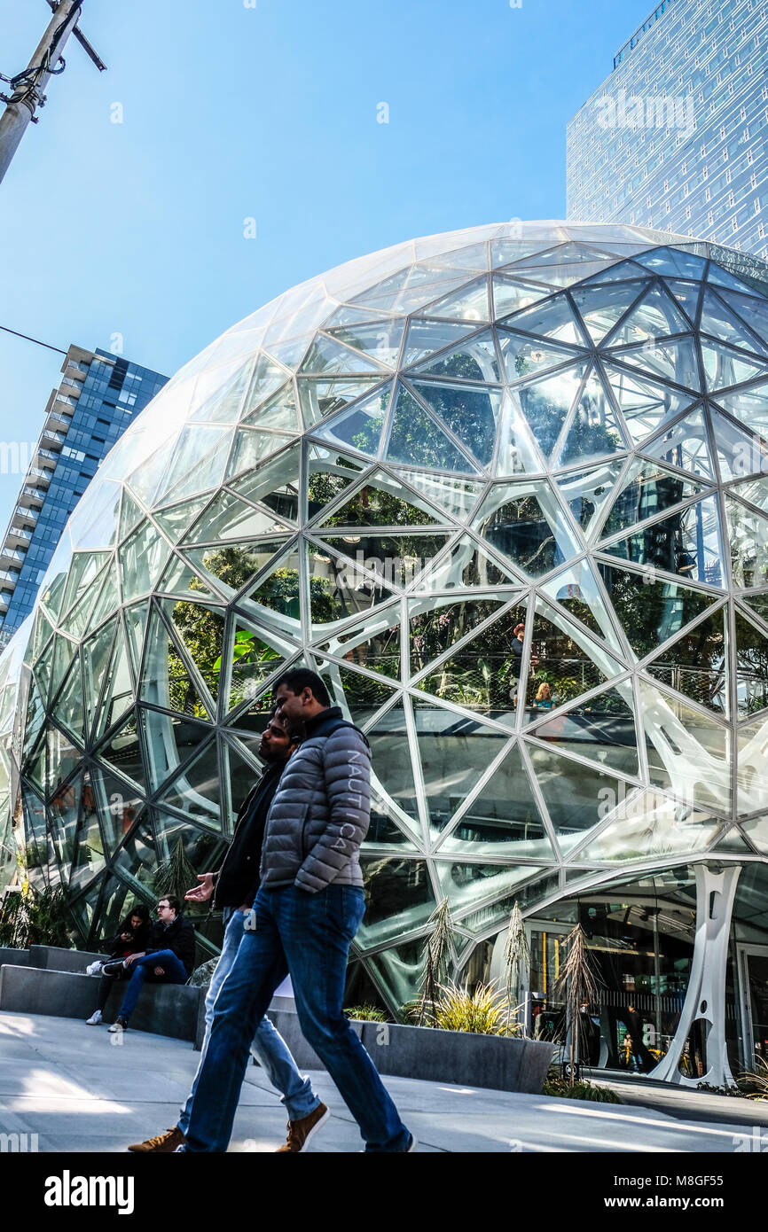 Deux travailleurs étrangers à pied passer le dôme de verre Domaines sur Amazon siège en centre-ville de Seattle Banque D'Images