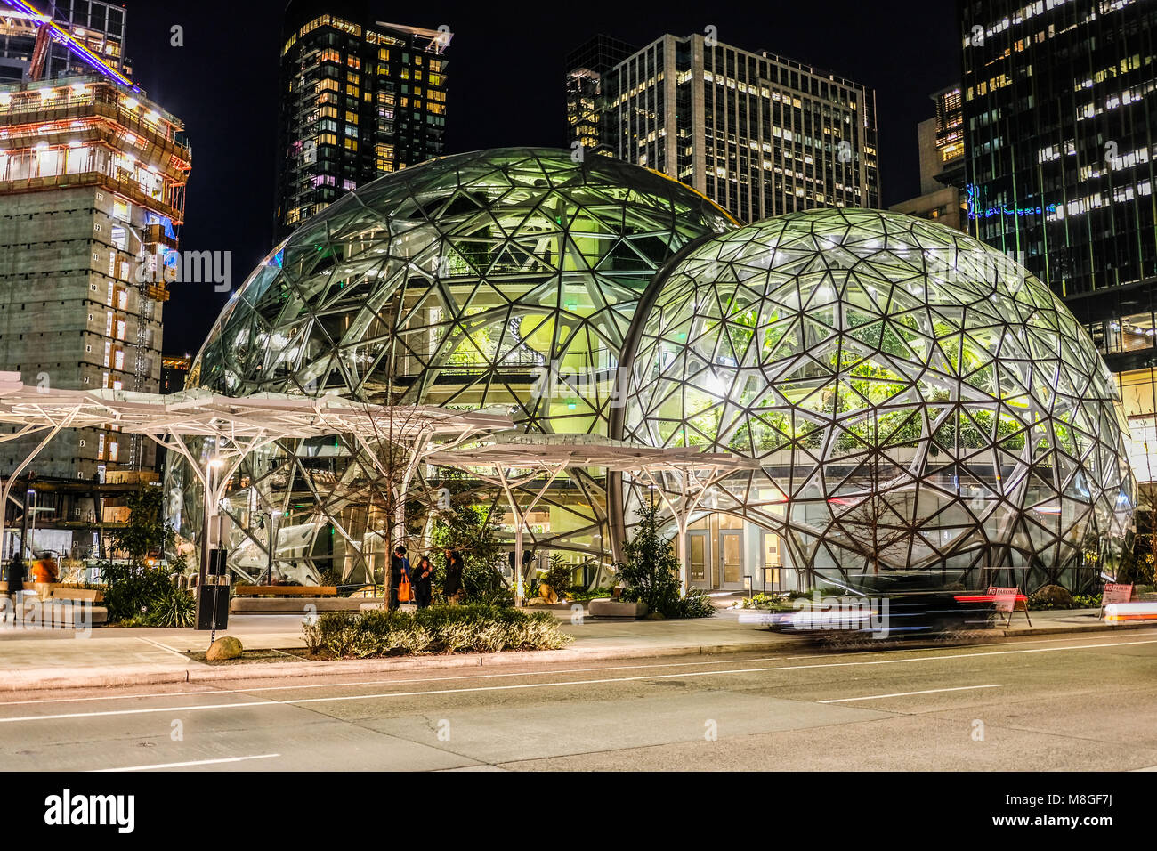 Le dôme de verre au siège de sphères sur Amazon nuit au centre-ville de Seattle Banque D'Images
