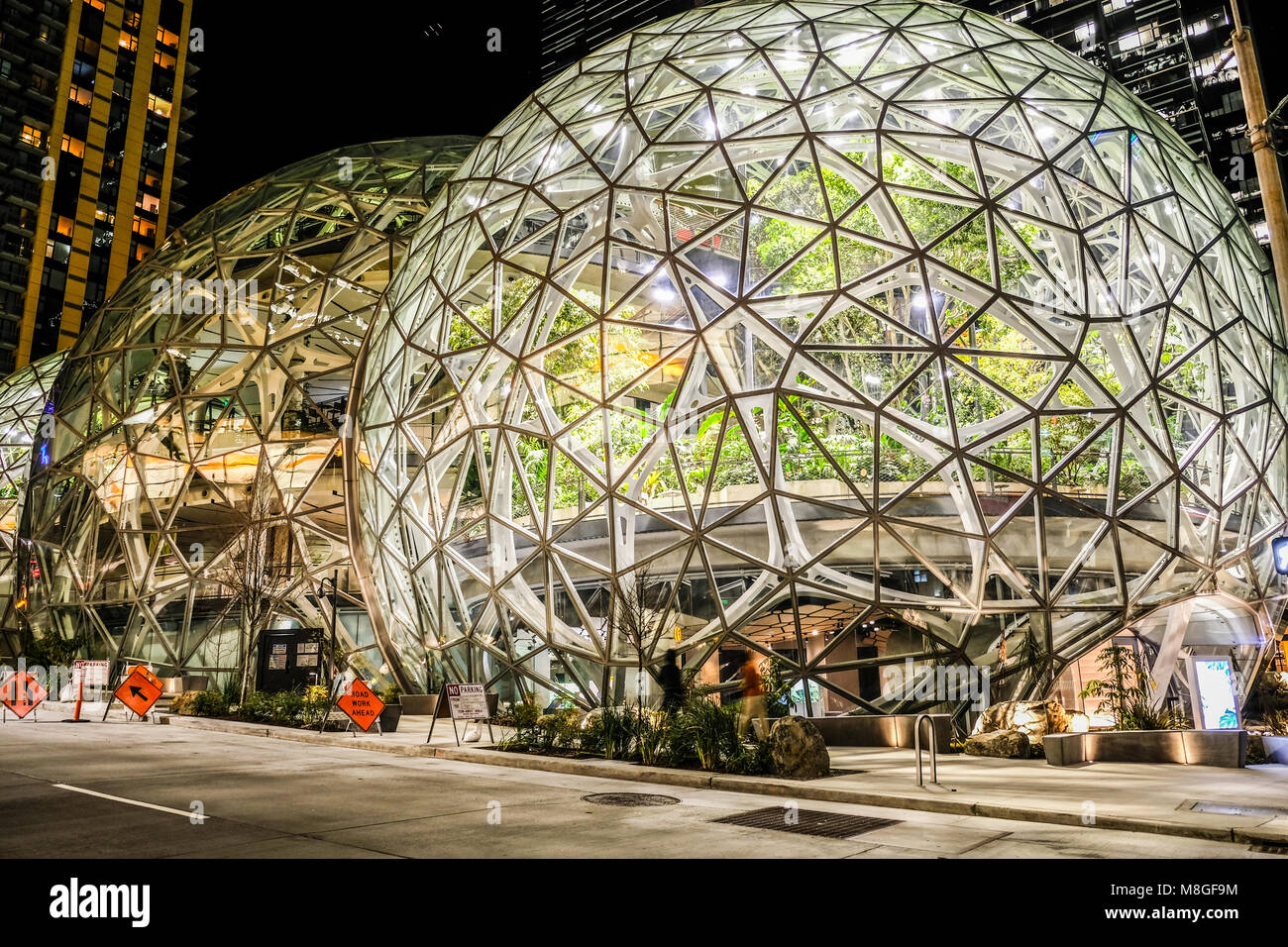 Le dôme de verre au siège de sphères sur Amazon nuit au centre-ville de Seattle Banque D'Images