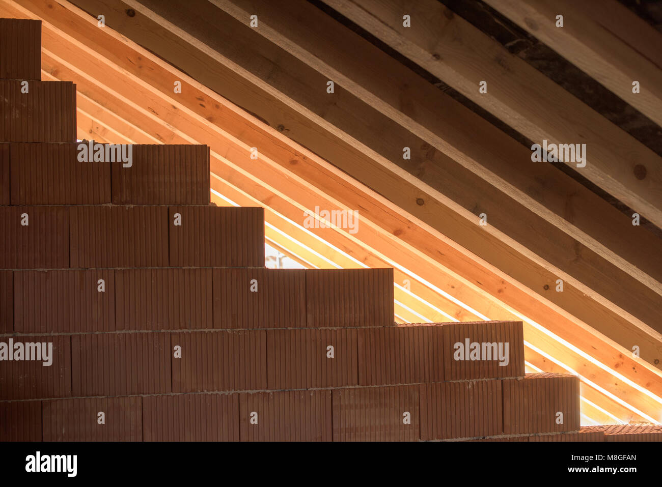 Partie de toiture en bois - mur de briques, planches et chevrons Banque D'Images