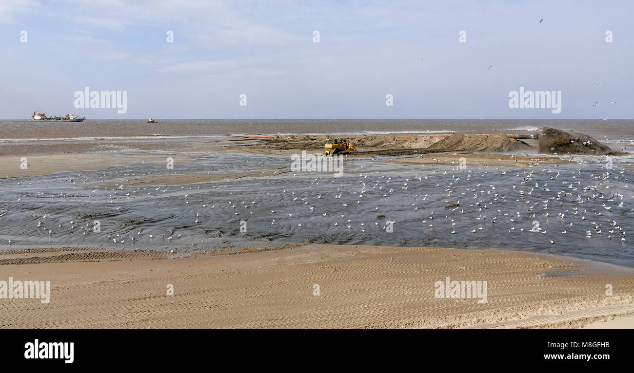 Sur la plage de sable de pompage pour remplacer ce qui a été perdu en raison de la hausse du niveau de la mer. Banque D'Images