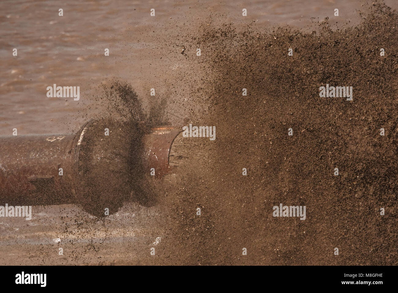 Sur la plage de sable de pompage pour remplacer ce qui a été perdu en raison de la hausse du niveau de la mer. Banque D'Images