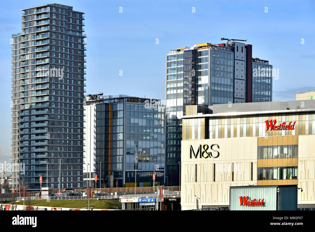 London Stratford high rise apartment & office building entre Queen Elizabeth Olympic Park et centre commercial Westfield Newham East London England UK Banque D'Images