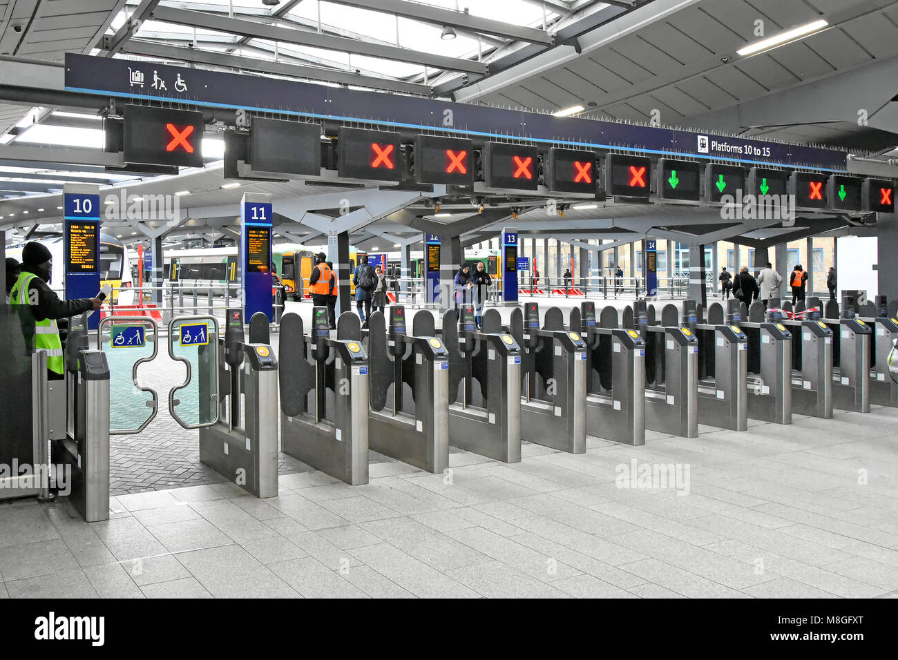 Gare de train à travers la porte d'obstacles ticket grand et audacieux de la plate-forme open red vert icône de l'indicateur de l'accès fermé au-dessus de la Station London Bridge UK Banque D'Images