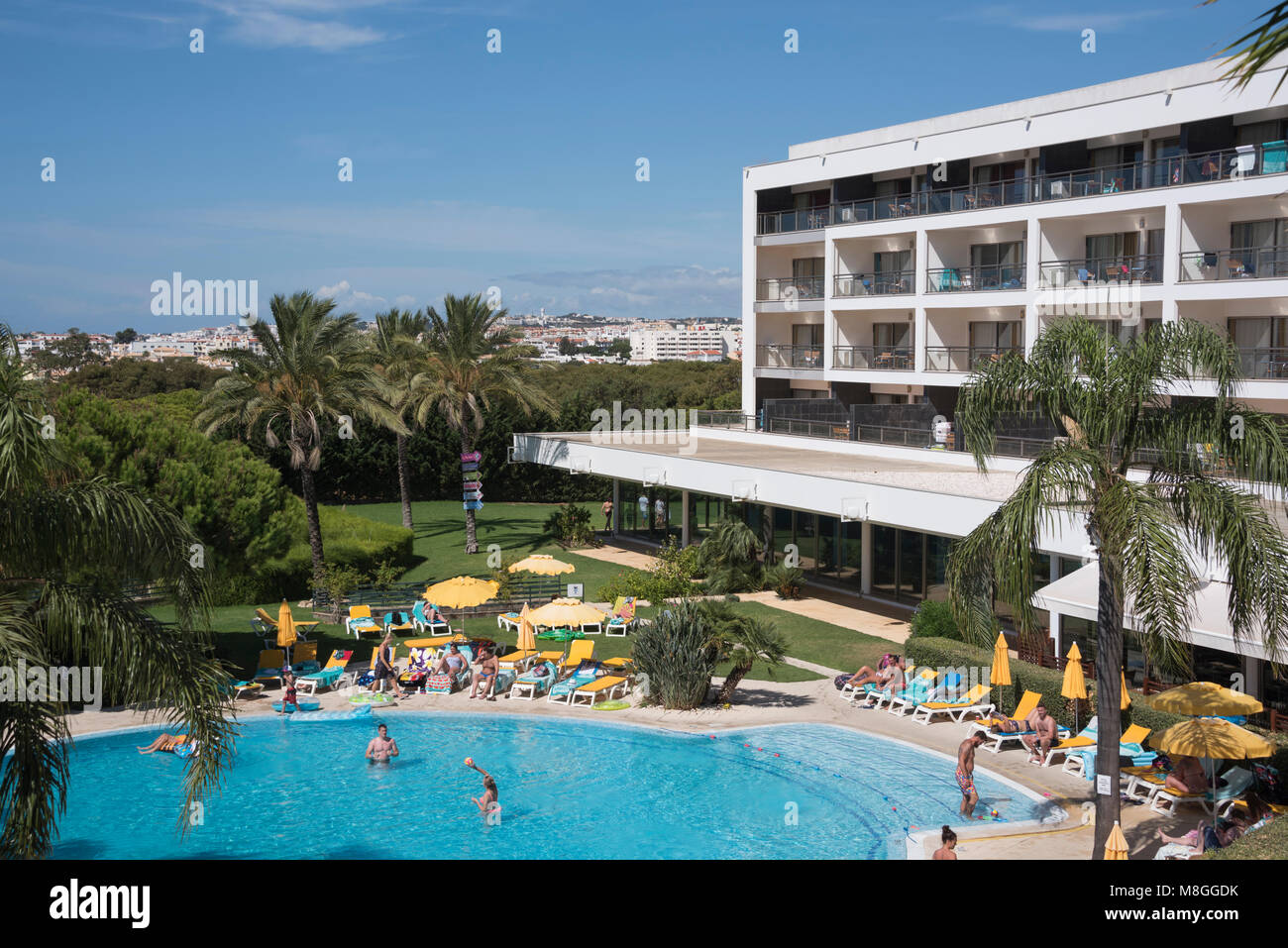 Donnant sur une piscine de l'Hôtel, Albufeira, Algarve, Portugal Banque D'Images