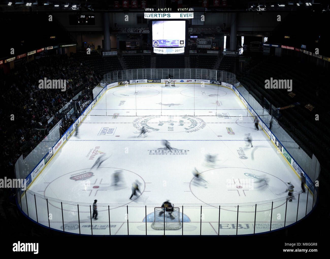 EVERETT, Washington (4 mars 2018) marins affectés au porte-avions USS Nimitz (CVN 68) jouent sur une toute l'équipe de hockey de la Marine dans l'armée américaine contre l'Arène Eurosport France Soldats, 4 mars 2018. A remporté la 3e séance marine 7-5, décrochant sa première victoire de la série. Le jeu est un annuel moral, de bien-être et de loisirs activité commanditée et oppose les marins contre les marins et soldats de marine nord-ouest de la région. (U.S. Photo par marine Spécialiste de la communication de masse 3 Classe Cody M. Deccio) Banque D'Images