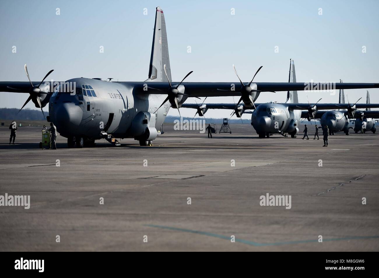 Six C-130 se préparer pour le décollage 12 mars 2018 à Little Rock Air Force Base, l'équipe de l'arche Little Rock a accueilli plus de 65 aviateurs de six ailes d'apprendre ensemble et de mettre en valeur le transport aérien tactique. Les partenariats et améliorer l'efficacité opérationnelle de l'interopérabilité et de préparation aux missions. (U.S. Photo de l'Armée de l'air par le sergent. Dana J. câble) Banque D'Images