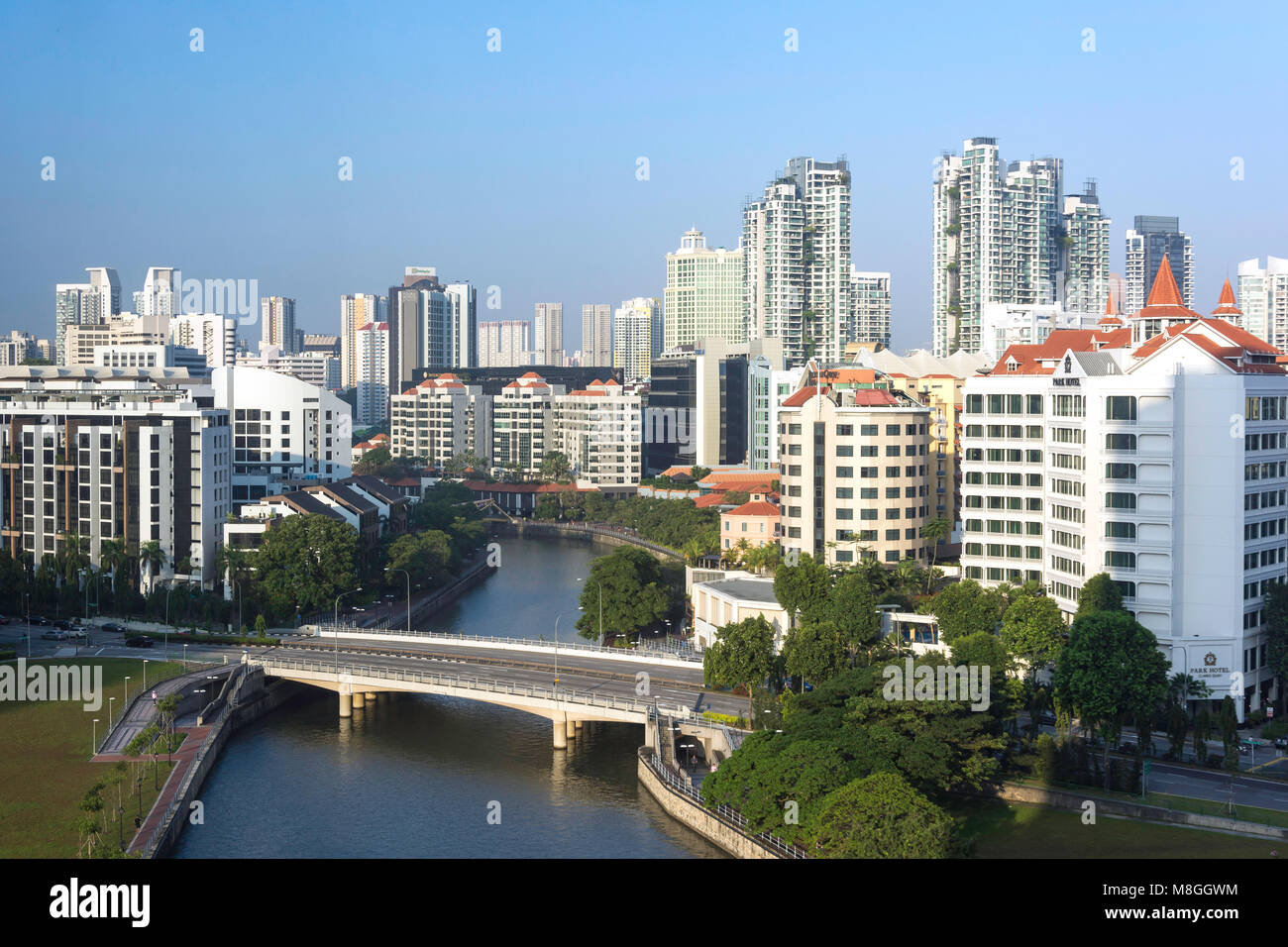 La rivière Singapour et le centre-ville de Fort Canning au lever du soleil, l'île de Singapour, Civic District (Pulau Ujong), Singapour Banque D'Images