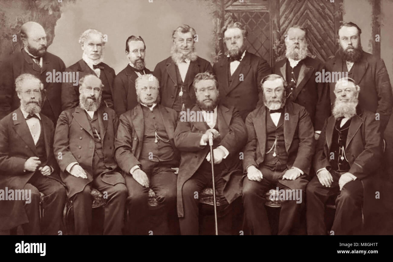 Charles Haddon Spurgeon (1834-1892) avec l'administration de l'Orphelinat Stockwell (plus tard, ou l'orphelinat d'Spurgeon Spurgeon), un ministère de la Metropolitan Tabernacle à Londres, en Angleterre, où C.H. Spurgeon était pasteur. (Photo : 1884) Banque D'Images