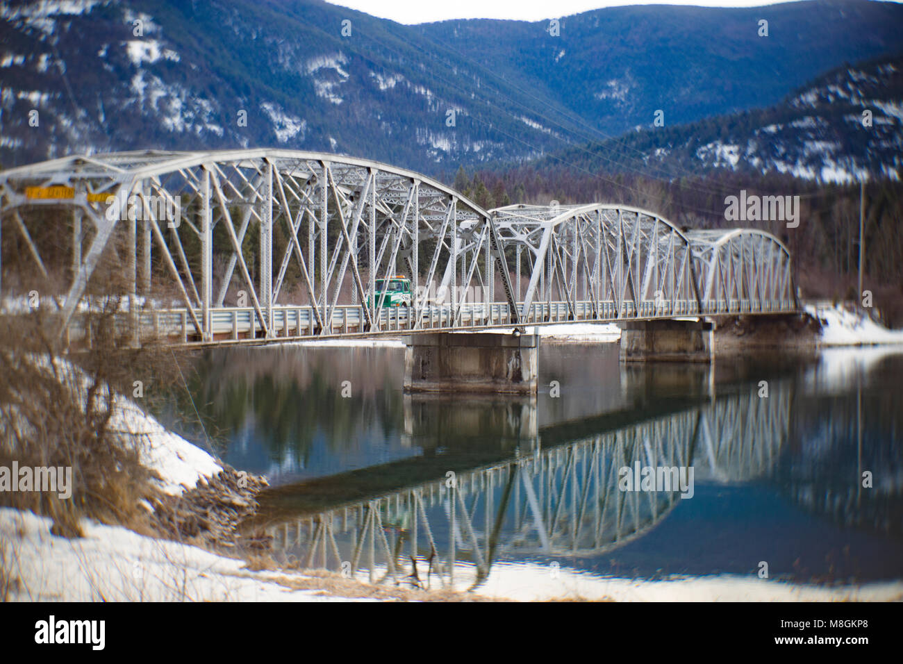 Un camion traversant le pont en acier d'une seule voie sur la rivière Clark Fork, à Noxon, dans 