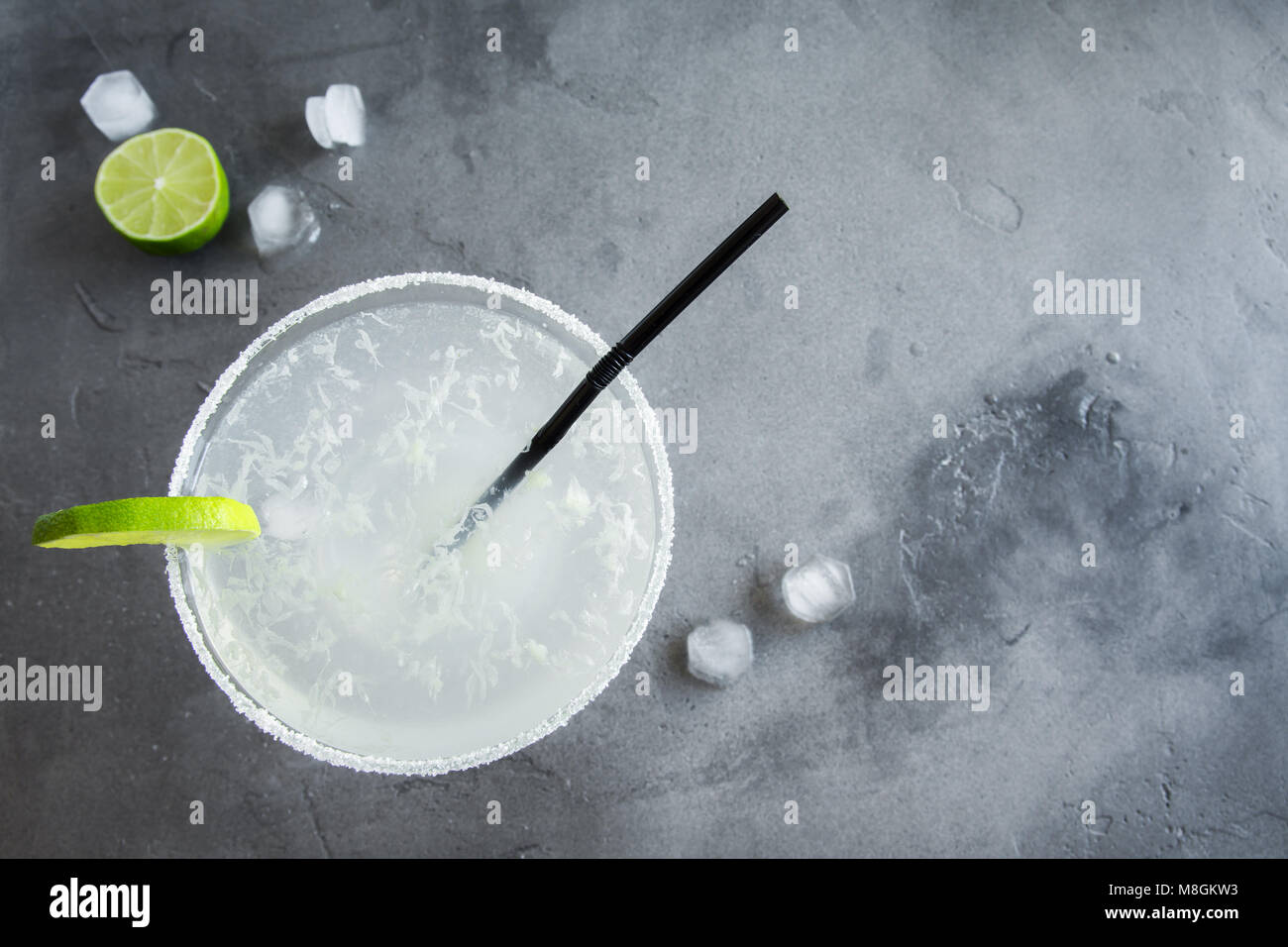 Marguerite Сocktail avec de la chaux et de la glace sur fond de béton gris, copiez l'espace. Margarita classique ou Daiquiry Cocktail. Banque D'Images
