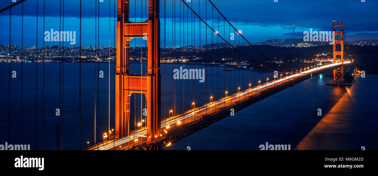 Avis de célèbre Golden Gate Bridge de nuit, San Francisco, USA. Banque D'Images