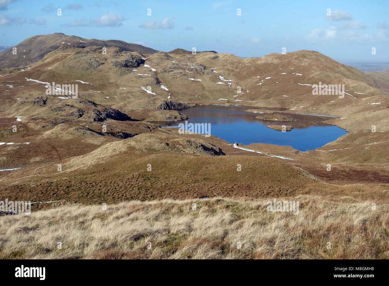 Le Angletarn Wainwright et à l'angle de Pikes Tarn Brock dans les rochers de Parc National de Lake District, Cumbria, England, UK. Banque D'Images