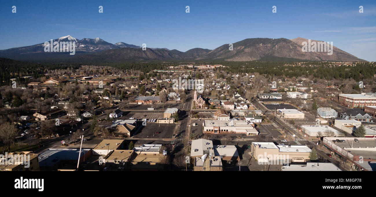 Vue aérienne sur Flagstaff AZ à North en direction de la Forêt Nationale de Coconino en pointe Banque D'Images