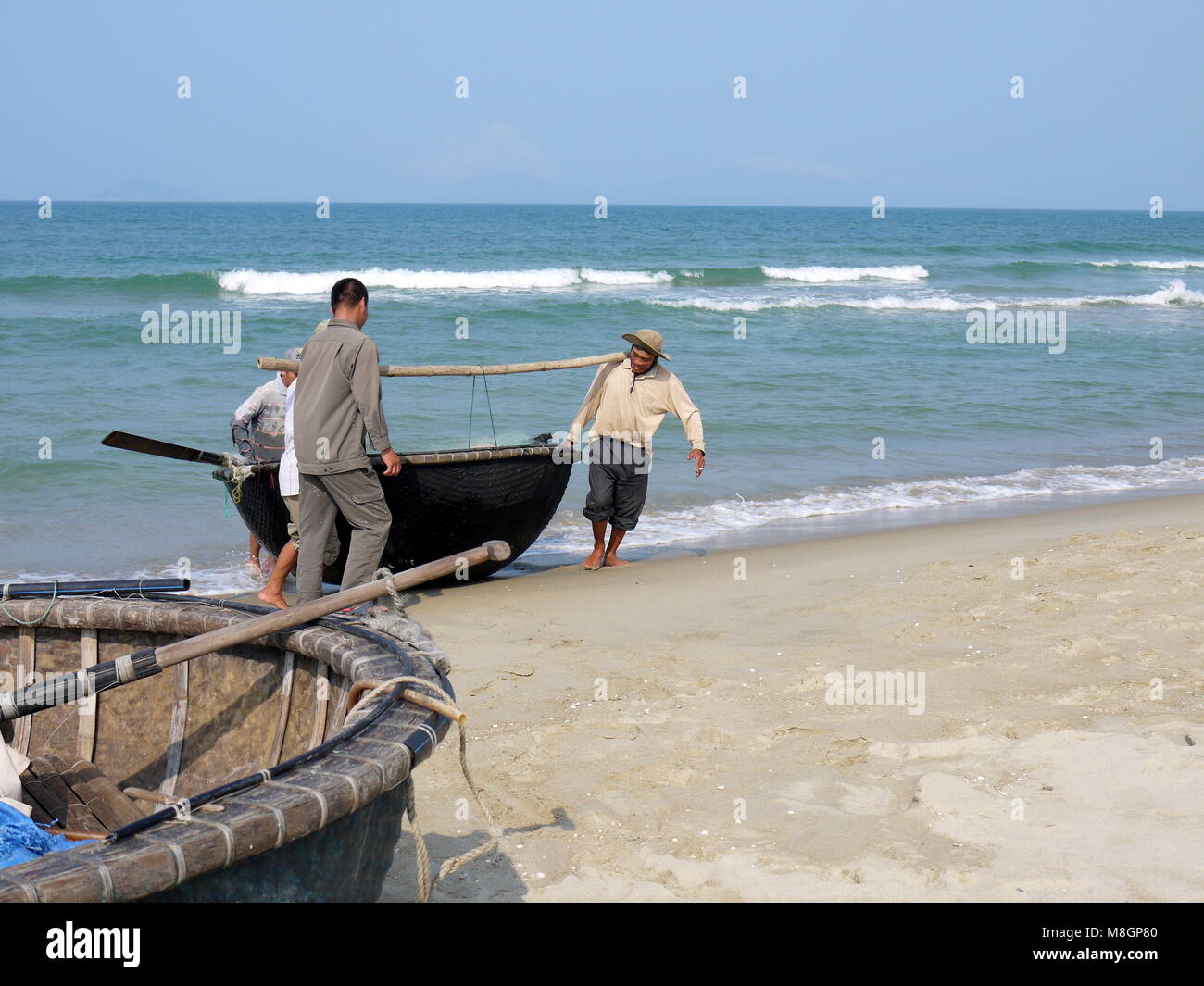 Hoi An, Da nang, Vietnam - 16 mars 2018 : retour des pêcheurs de la pêche à l'aide traditionnelle vietnamienne tour voile sur une belle journée à la plage Banque D'Images Hoi An, Da nang, Vietnam - 16 mars 2018 : retour des pêcheurs de la pêche à l'aide traditionnelle vietnamienne tour voile sur une belle journée à la plage Banque D'Images