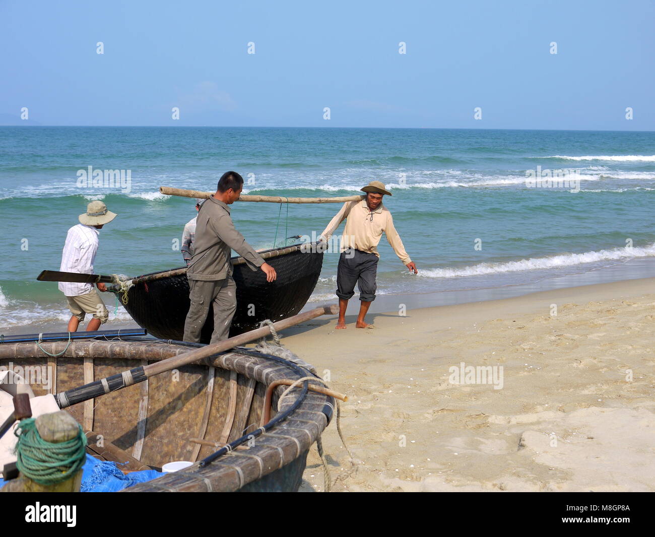 Hoi An, Da nang, Vietnam - 16 mars 2018 : retour des pêcheurs de la pêche à l'aide traditionnelle vietnamienne tour voile sur une belle journée à la plage Banque D'Images