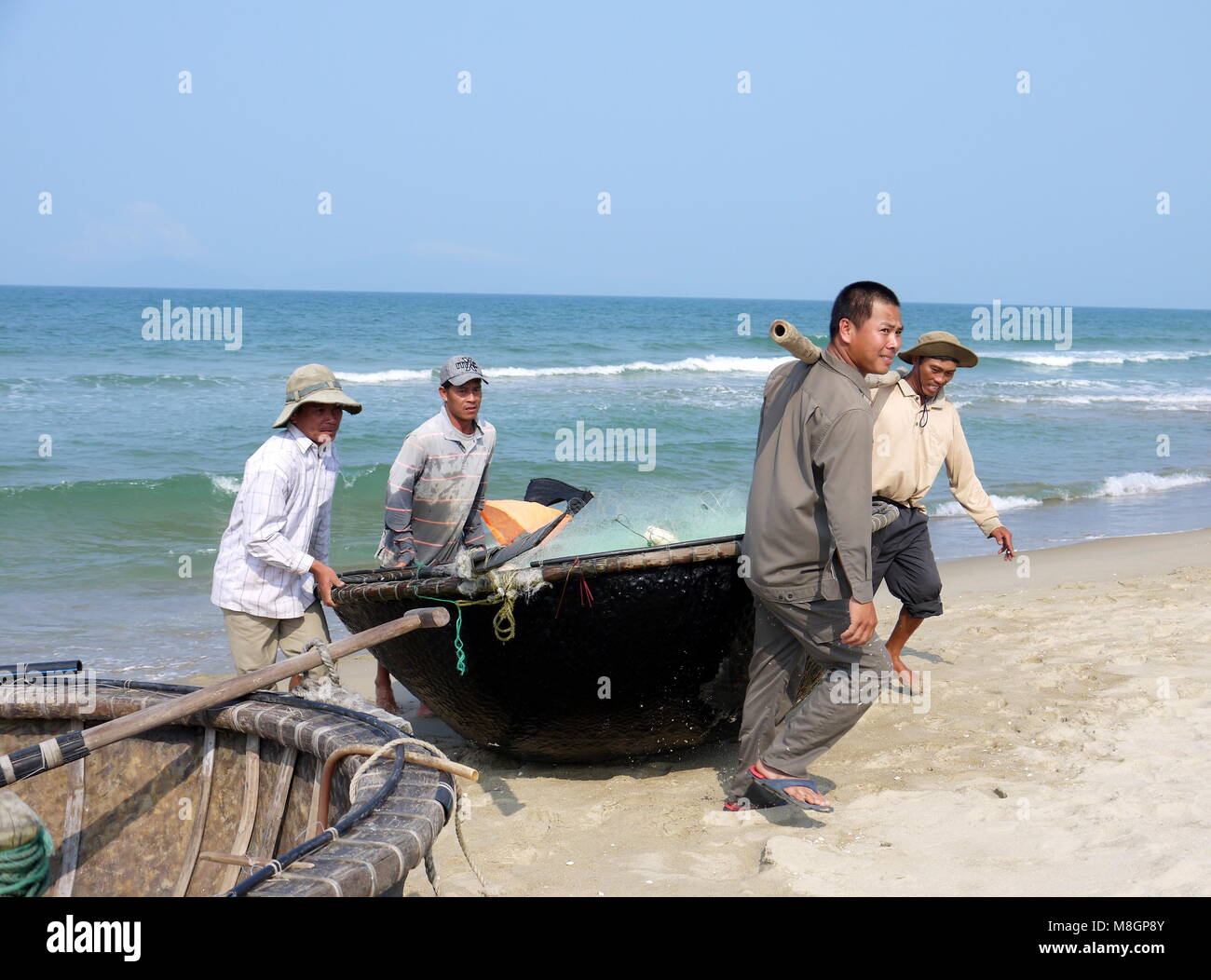 Hoi An, Da nang, Vietnam - 16 mars 2018 : retour des pêcheurs de la pêche à l'aide traditionnelle vietnamienne tour voile sur une belle journée à la plage Banque D'Images Hoi An, Da nang, Vietnam - 16 mars 2018 : retour des pêcheurs de la pêche à l'aide traditionnelle vietnamienne tour voile sur une belle journée à la plage Banque D'Images